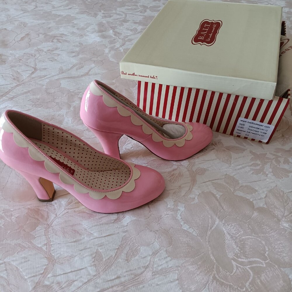 B.A.I.T. Pink Heels White Scallops, 6.5 NEW